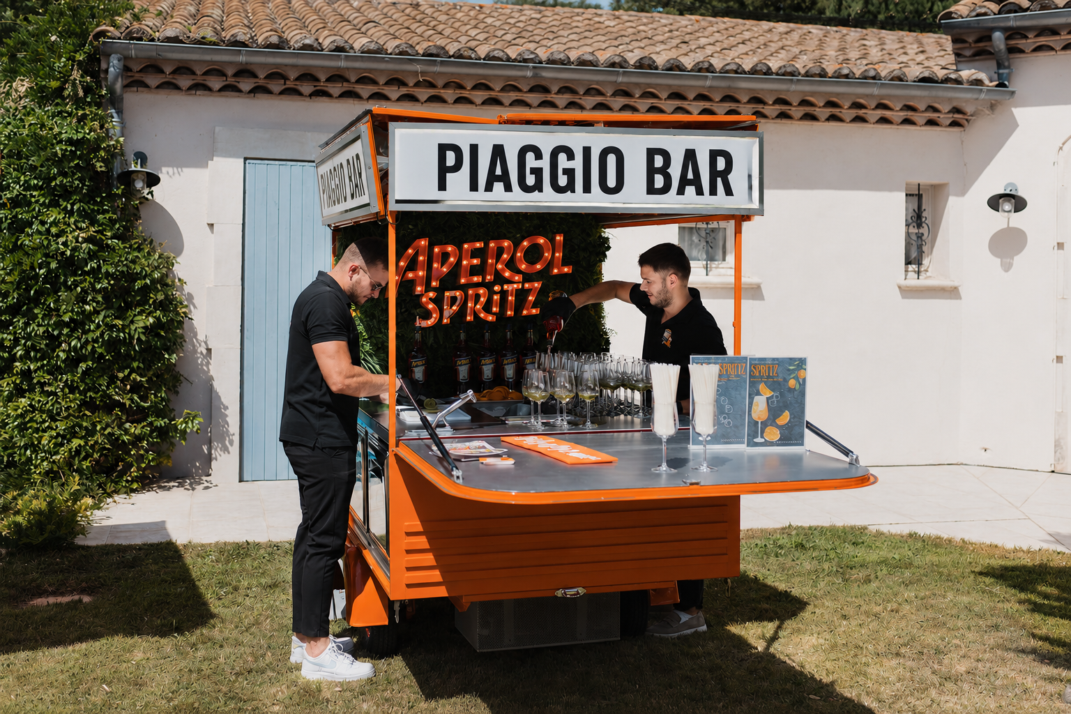 Piaggio Bar en service devant un mas provençal