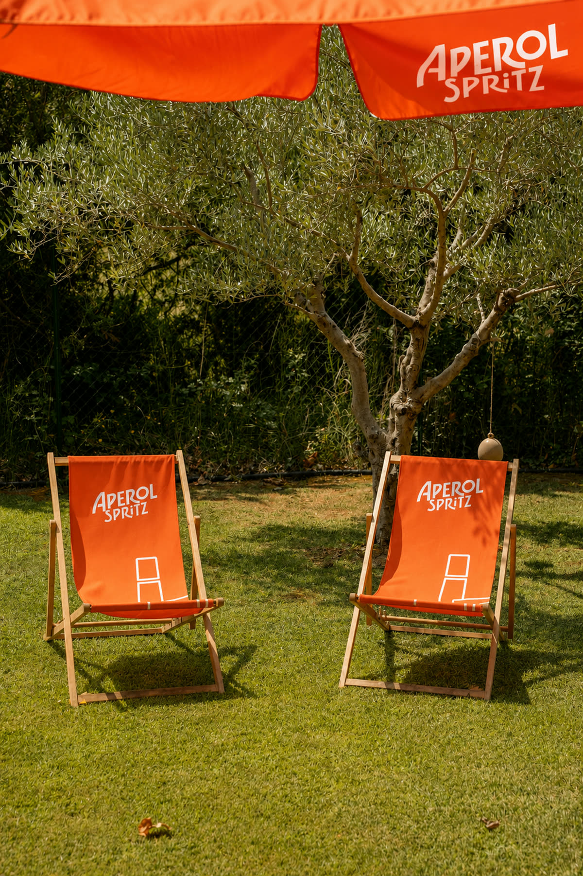 Ambiance apéritif Dolce Vita : transats Aperol Spritz sous les oliviers, animation cocktail