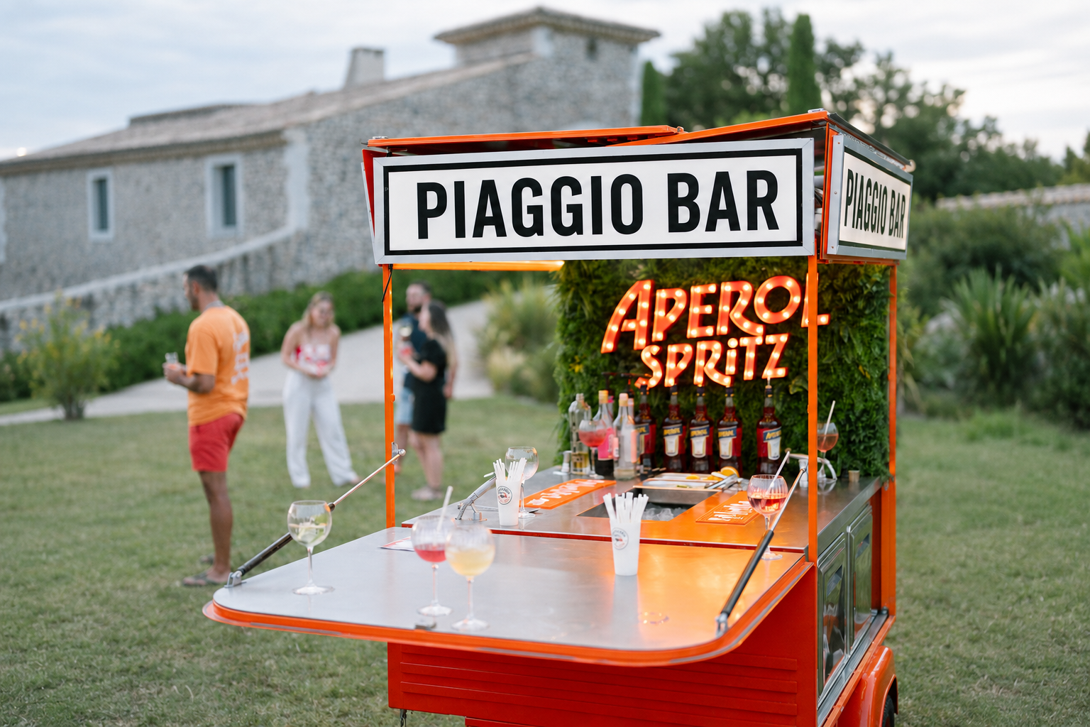 Cocktails servis sur le comptoir du Piaggio Bar en fin de journée dans un domaine