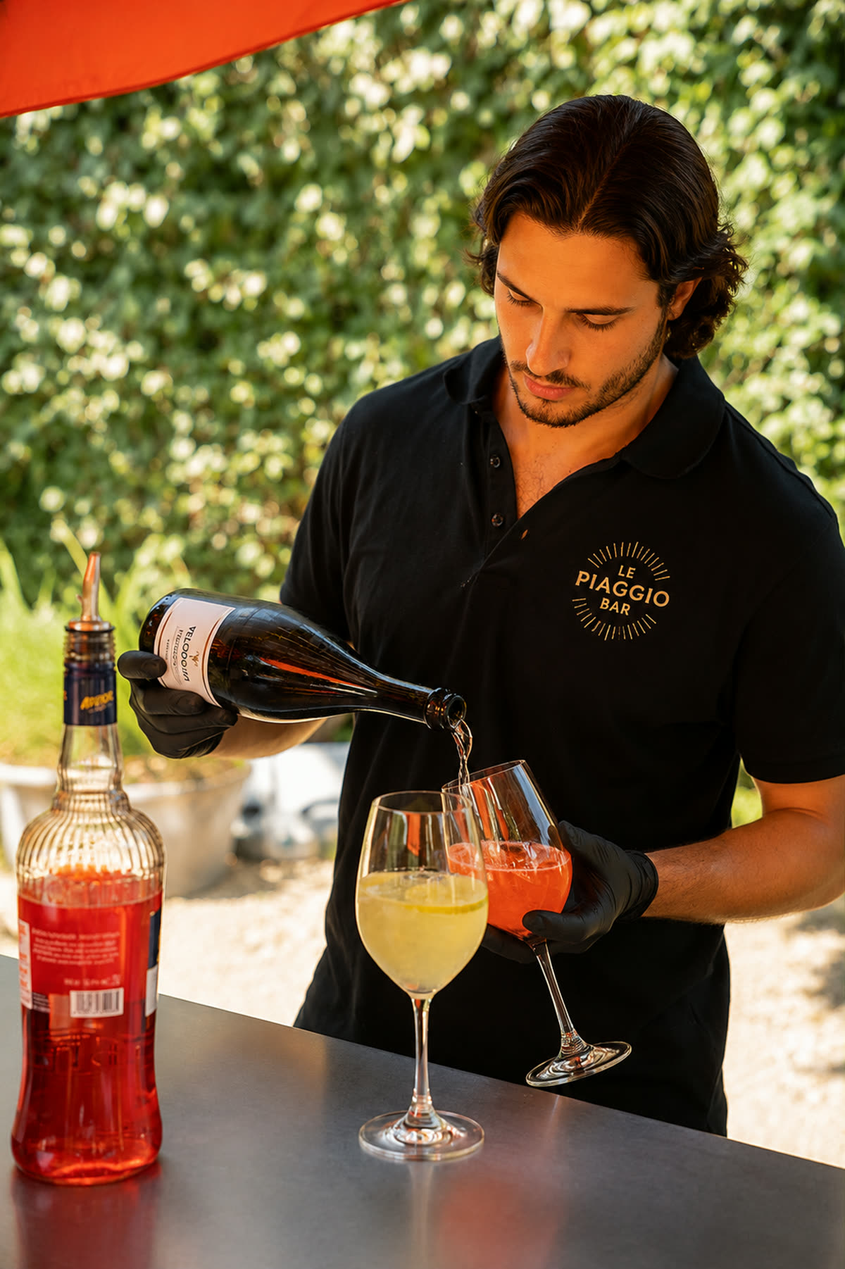 Préparation d'un cocktail de mariage au prosecco par le bar mobile vintage Piaggio Bar