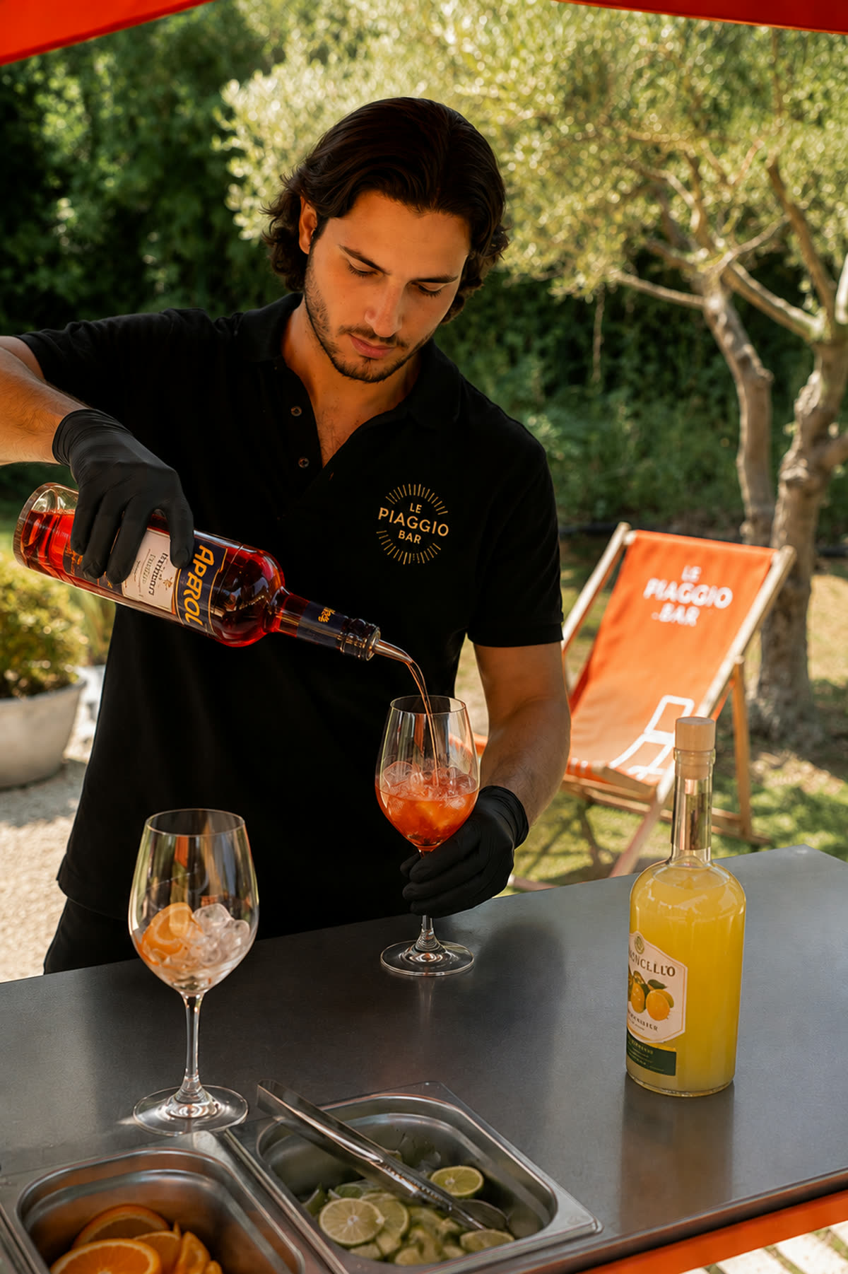 Barman du Piaggio Bar préparant un Aperol Spritz lors d'un mariage sur la Côte d'Azur