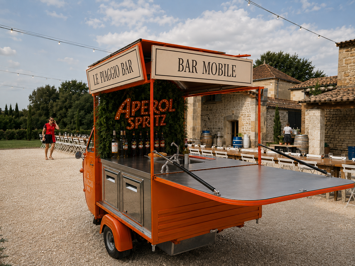 Piaggio Bar installé devant un domaine en pierre avec guirlandes lumineuses